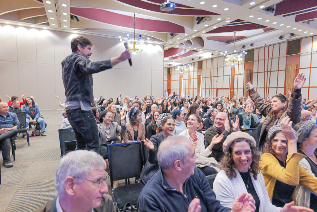 מרצה על מוטיבציה בארגונים, שמחת חיים, חיוביות, פרופורציות, הכרת תודה, פסיכולוגיה חיובית, מתאים לכולם